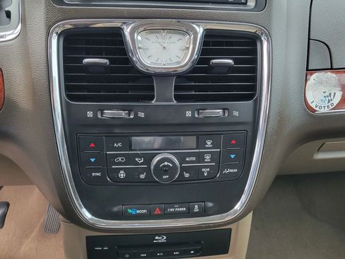 Used 2013 Chrysler Town & Country Touring-L w/ Driver Convenience Group image 23