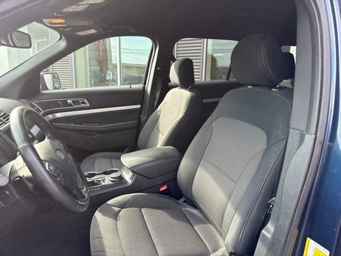Used 2017 Ford Explorer XLT w/ Equipment Group 201A AWD/4WD image 12