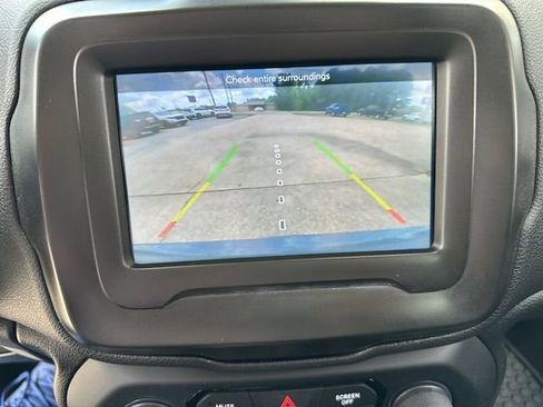 Used 2018 Jeep Renegade Latitude w/ Cold Weather Group image 18