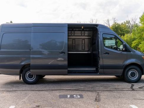 Used 2025 Mercedes-Benz Sprinter 2500 image 2