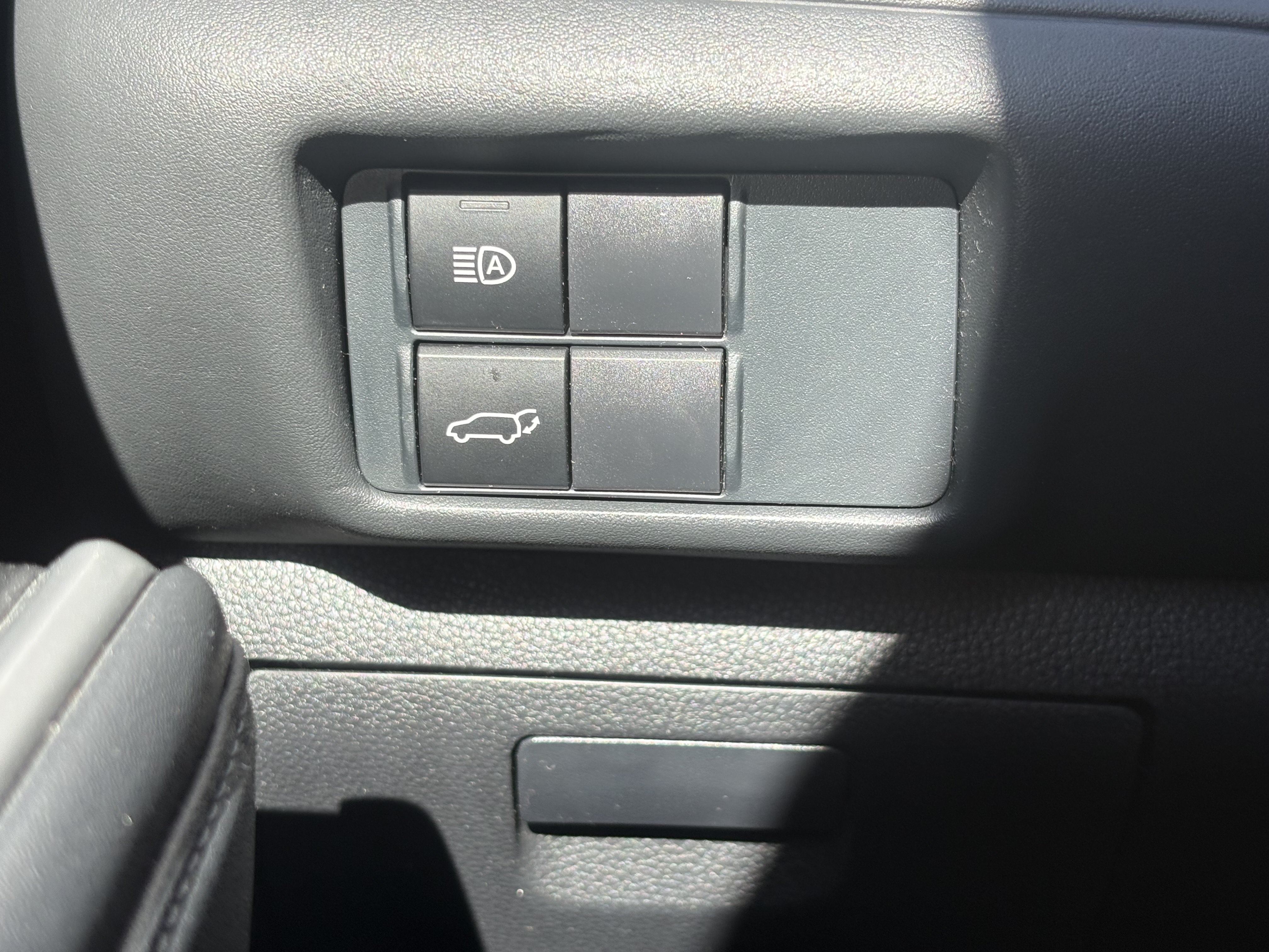 Used 2022 Toyota Highlander LE FWD image 25