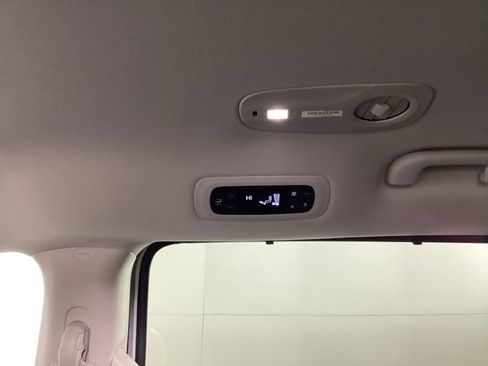 Used 2024 Chrysler Pacifica Touring-L image 31