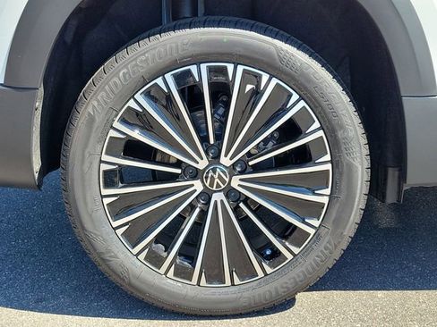 New 2026 Volkswagen Taos SE FWD image 5