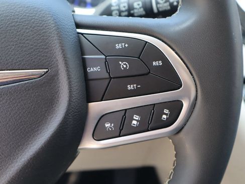 Used 2023 Chrysler Pacifica Touring-L FWD image 14