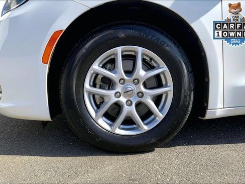 Used 2022 Chrysler Pacifica Touring-L FWD image 9