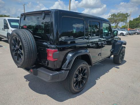 Used 2025 Jeep Wrangler Unlimited Sahara w/ Safety Group AWD/4WD image 6