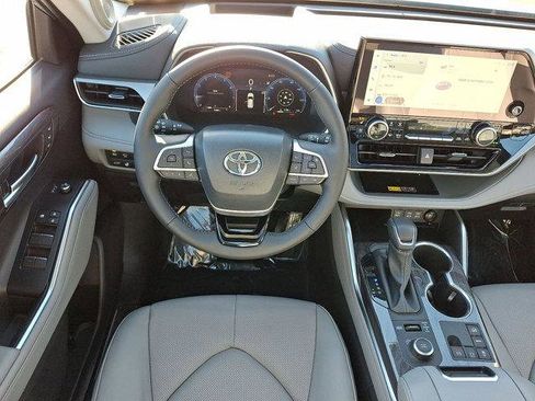 Certified 2025 Toyota Highlander Platinum image 23