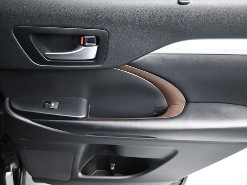 Used 2019 Toyota Highlander XLE image 46