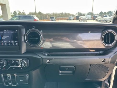 Certified 2022 Jeep Gladiator Sport AWD/4WD image 44