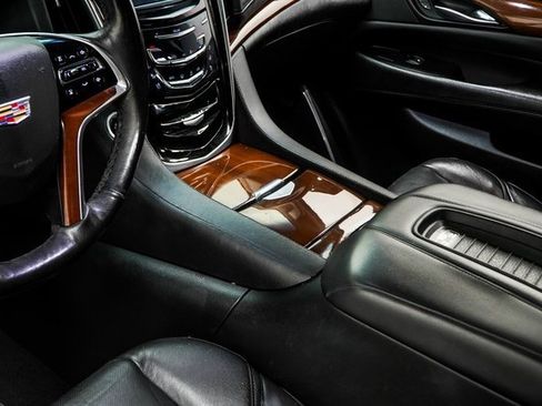 Used 2019 Cadillac Escalade Luxury image 16
