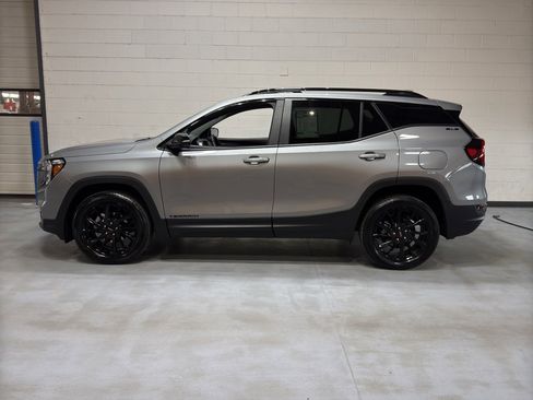 Used 2024 GMC Terrain SLE w/ Driver Convenience Package image 2