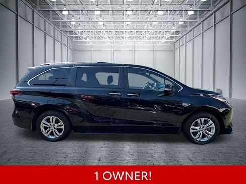 Used 2023 Toyota Sienna Platinum AWD/4WD image 2