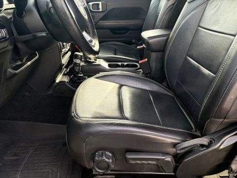 Used 2018 Jeep Wrangler Unlimited Sahara AWD/4WD image 11