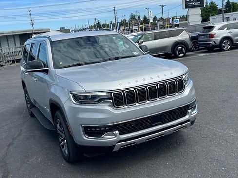 Used 2024 Jeep Wagoneer L Series II w/ Flexible Seating Group AWD/4WD image 5