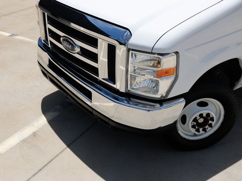 Used 2018 Ford E-350 and Econoline 350 Super Duty RWD image 32