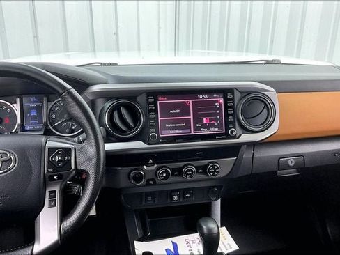 Used 2020 Toyota Tacoma SR5 AWD/4WD image 6