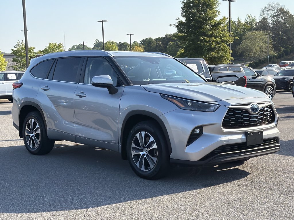 Used 2023 Toyota Highlander XLE AWD/4WD image 7