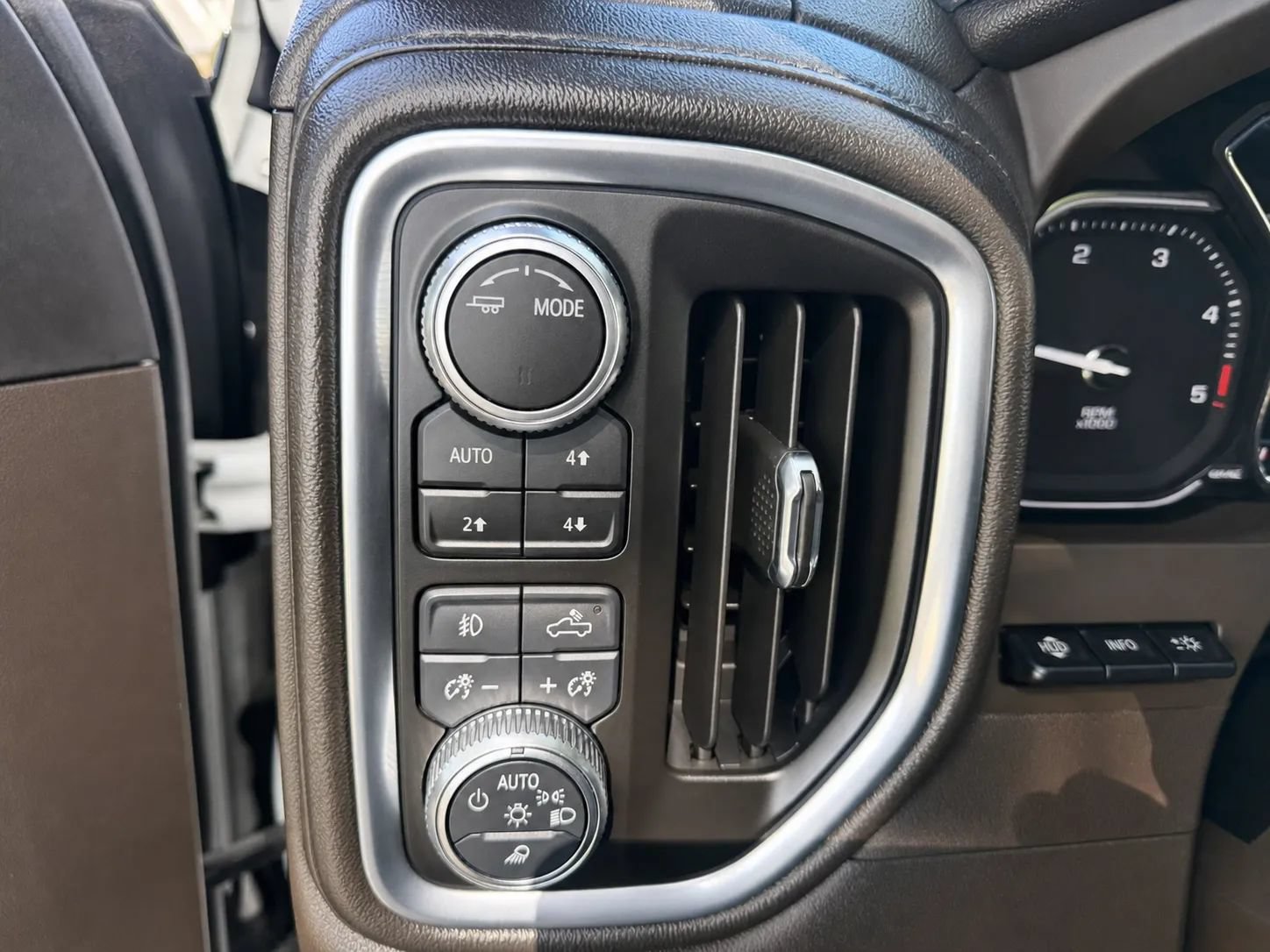 Used 2023 GMC Sierra 2500 Denali w/ Technology Package AWD/4WD image 17