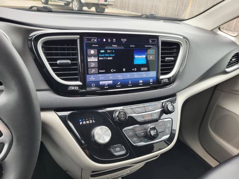 Used 2024 Chrysler Pacifica Touring-L image 21