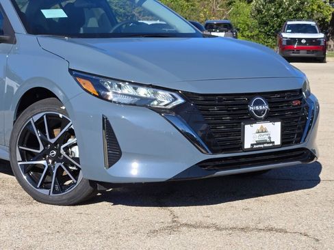 Used 2025 Nissan Sentra SR w/ SR Premium Package image 3