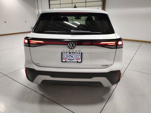 Used 2025 Volkswagen Tiguan SE image 12