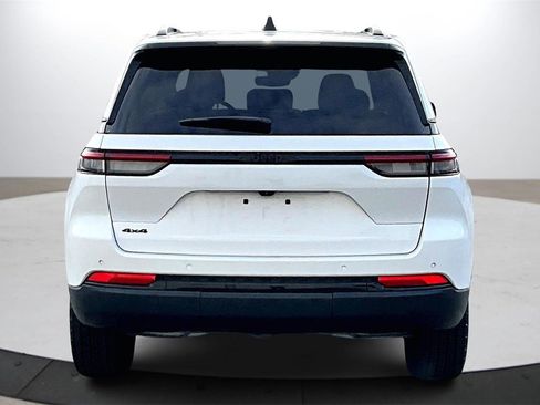 Used 2024 Jeep Grand Cherokee Altitude image 8