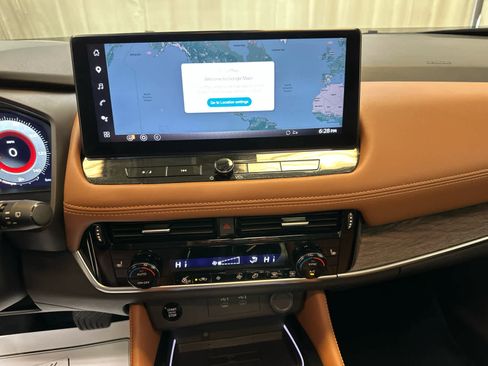 Certified 2025 Nissan Rogue Platinum AWD/4WD image 6