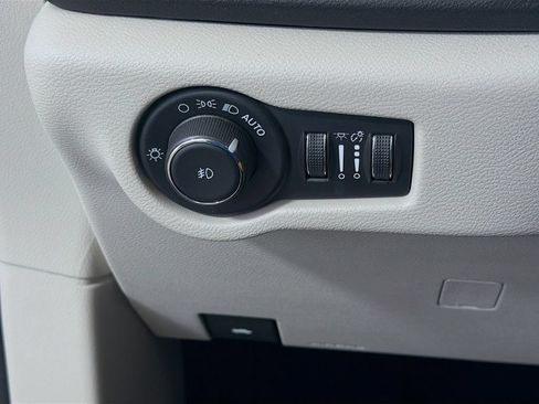 Used 2024 Chrysler Pacifica Touring-L FWD image 12