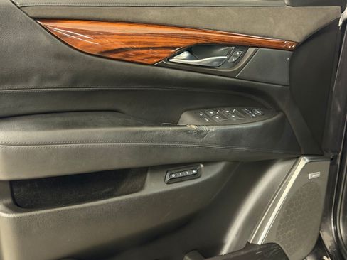 Used 2017 Cadillac Escalade Luxury AWD/4WD image 13