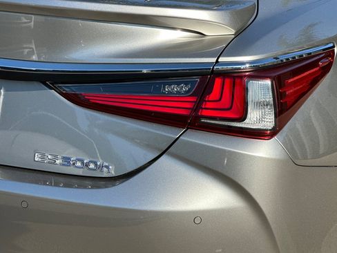 Used 2019 Lexus ES 300h w/ Luxury Package image 27
