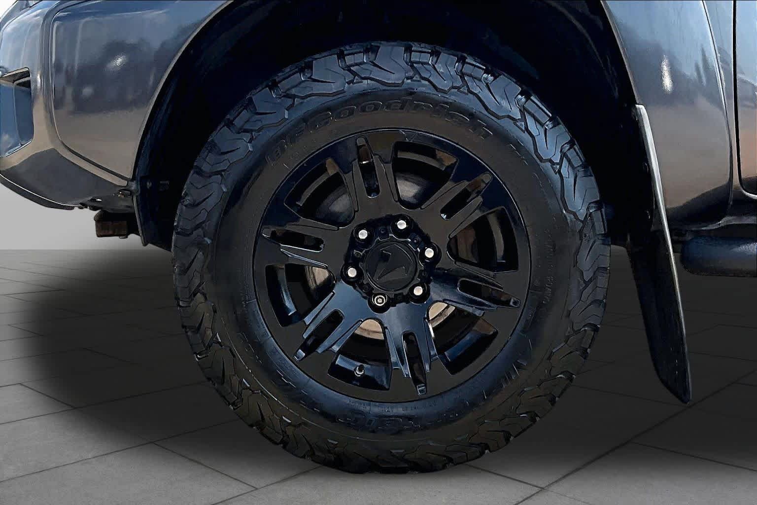 Used 2015 Toyota Tacoma PreRunner w/ SR5 Package RWD image 11