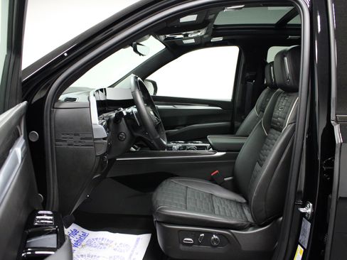 Used 2025 Cadillac Escalade ESV V image 12