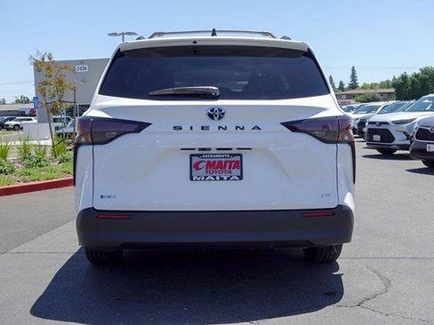 Certified 2025 Toyota Sienna LE FWD image 6