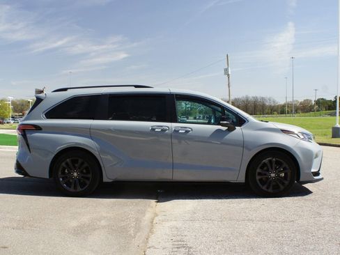 Used 2024 Toyota Sienna XSE w/ XSE Premium Package image 23