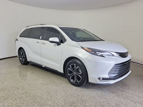 Used 2026 Toyota Sienna Platinum AWD/4WD image 4