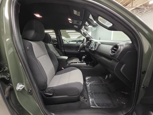 Used 2021 Toyota Tacoma TRD Off-Road w/ Technology Package AWD/4WD image 25