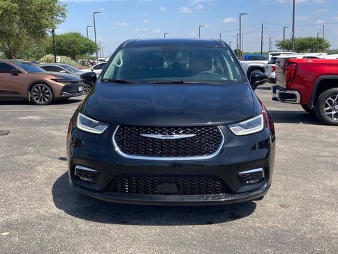 Used 2024 Chrysler Pacifica Touring-L image 2