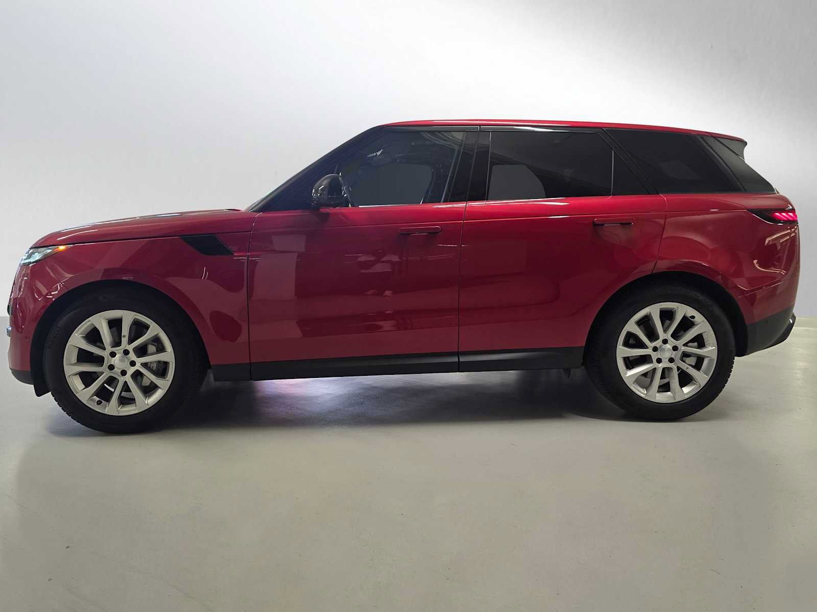 Used 2025 Land Rover Range Rover Sport SE AWD/4WD image 2