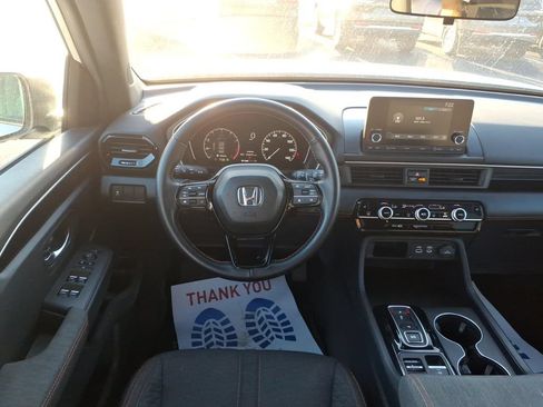 Used 2025 Honda Pilot Sport image 10