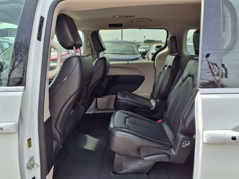 Used 2024 Chrysler Pacifica Touring-L image 11