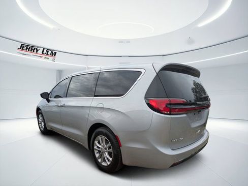 New 2026 Chrysler Pacifica Select image 5
