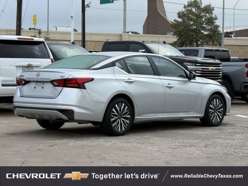 Used 2024 Nissan Altima 2.5 SV FWD image 6