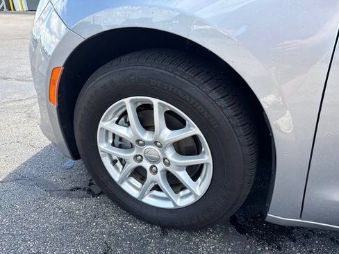 Used 2020 Chrysler Pacifica Touring-L FWD image 6