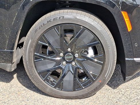 Certified 2024 Jeep Wagoneer Launch Edition image 8