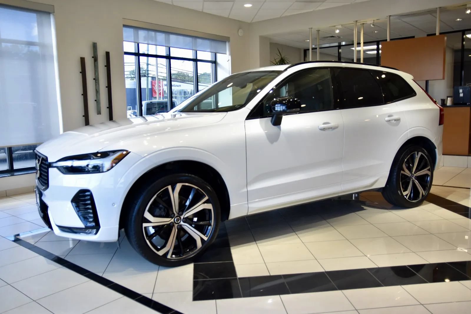 Used 2024 Volvo XC60 B5 Ultimate w/ Climate Package AWD/4WD image 3