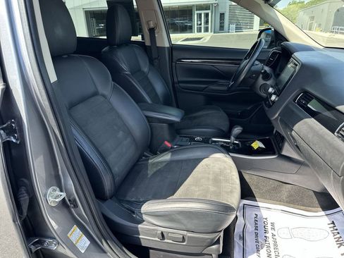 Used 2020 Mitsubishi Outlander AWD image 29