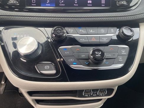 Used 2023 Chrysler Pacifica Touring-L image 21