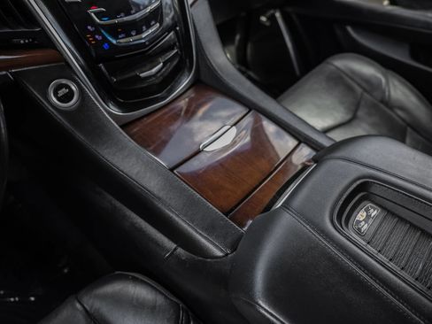 Used 2018 Cadillac Escalade ESV Luxury RWD image 22