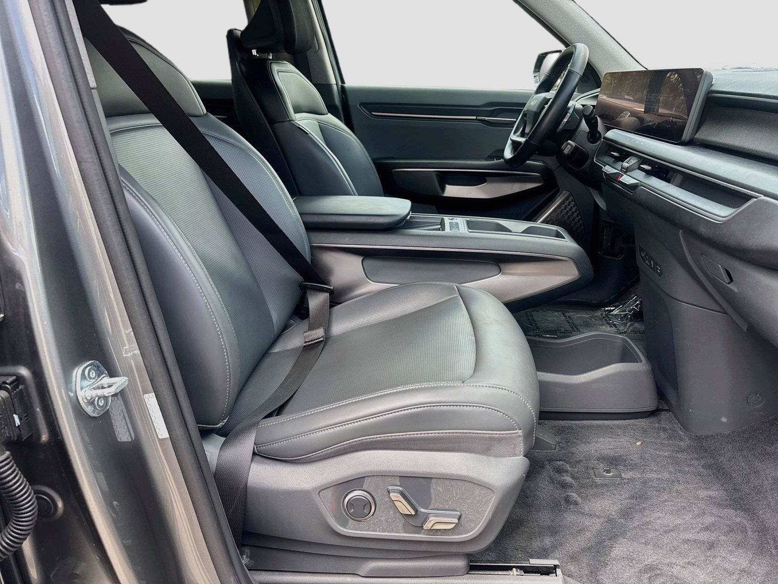 Used 2024 Kia EV9 Light Long Range RWD image 25