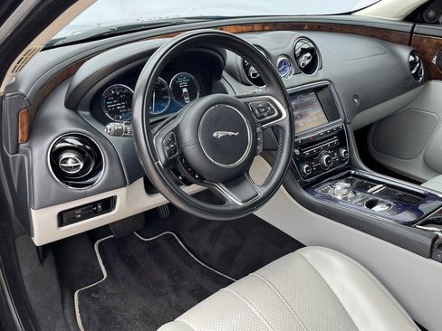 Used 2013 Jaguar XJ image 4
